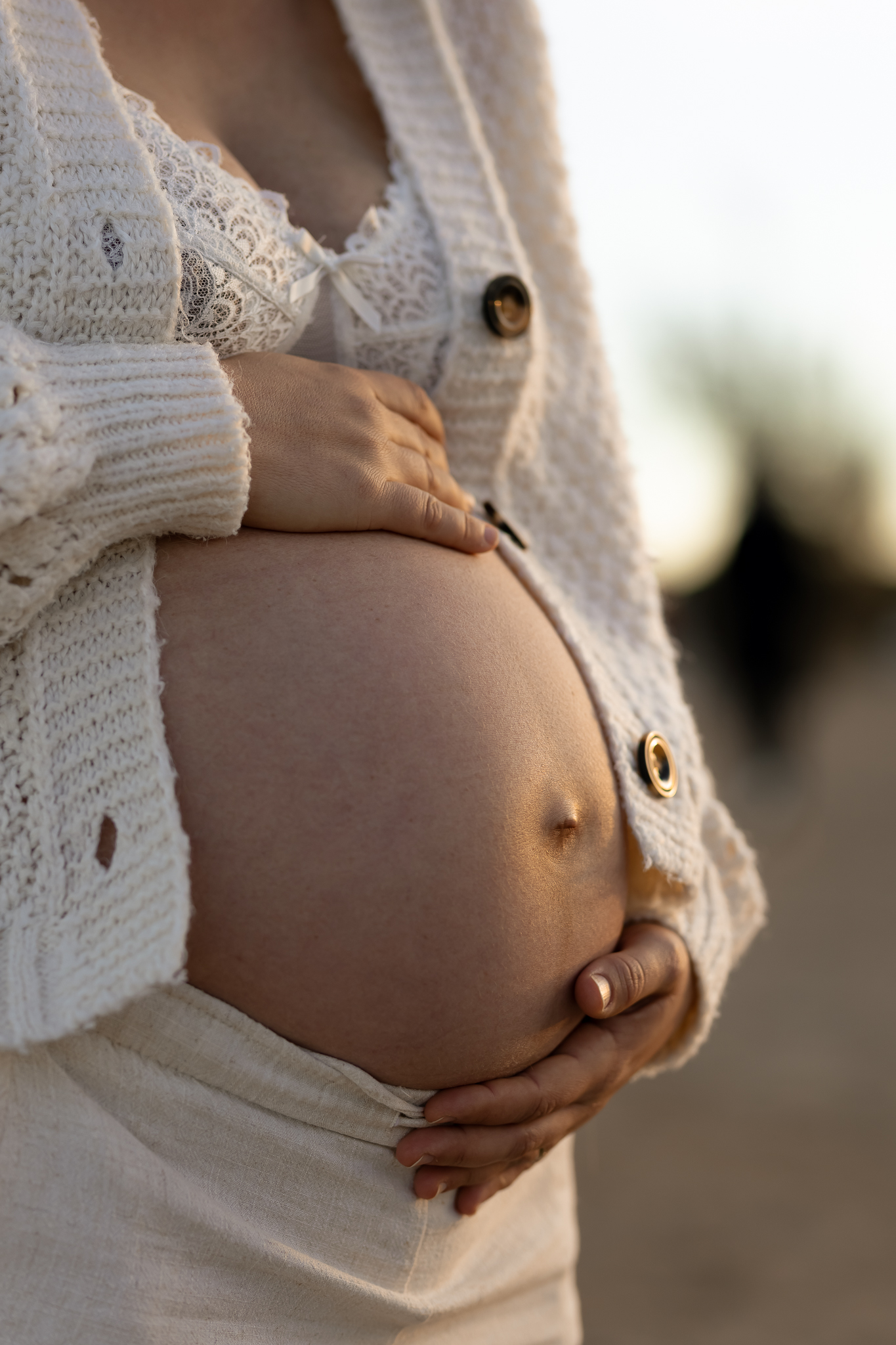séance photo intemporelle grossesse d'une femme enceinte sur la plage de fréjus