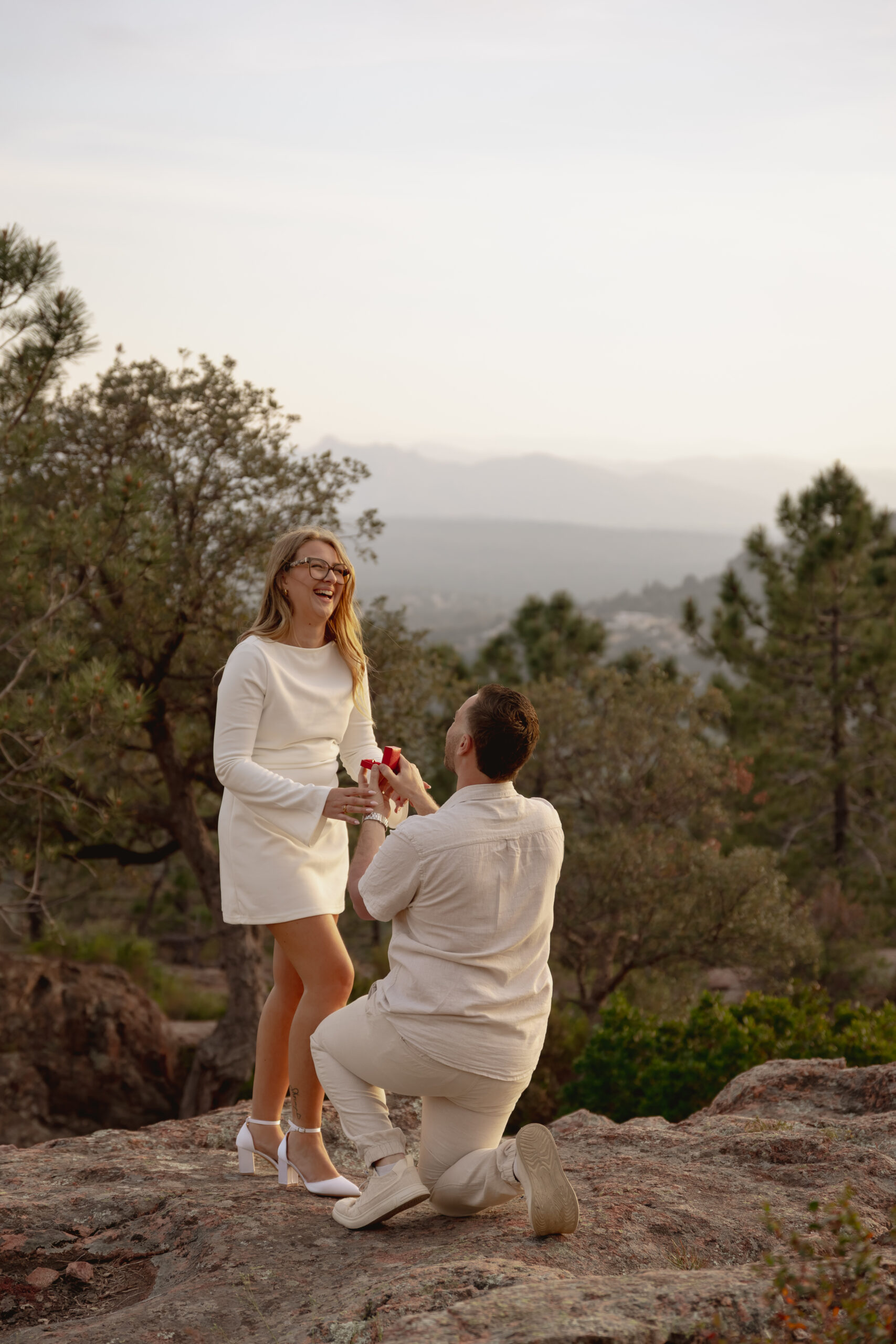 demande en mariage séance photo engagement en provence photographie intemporelle naturelle sunset
