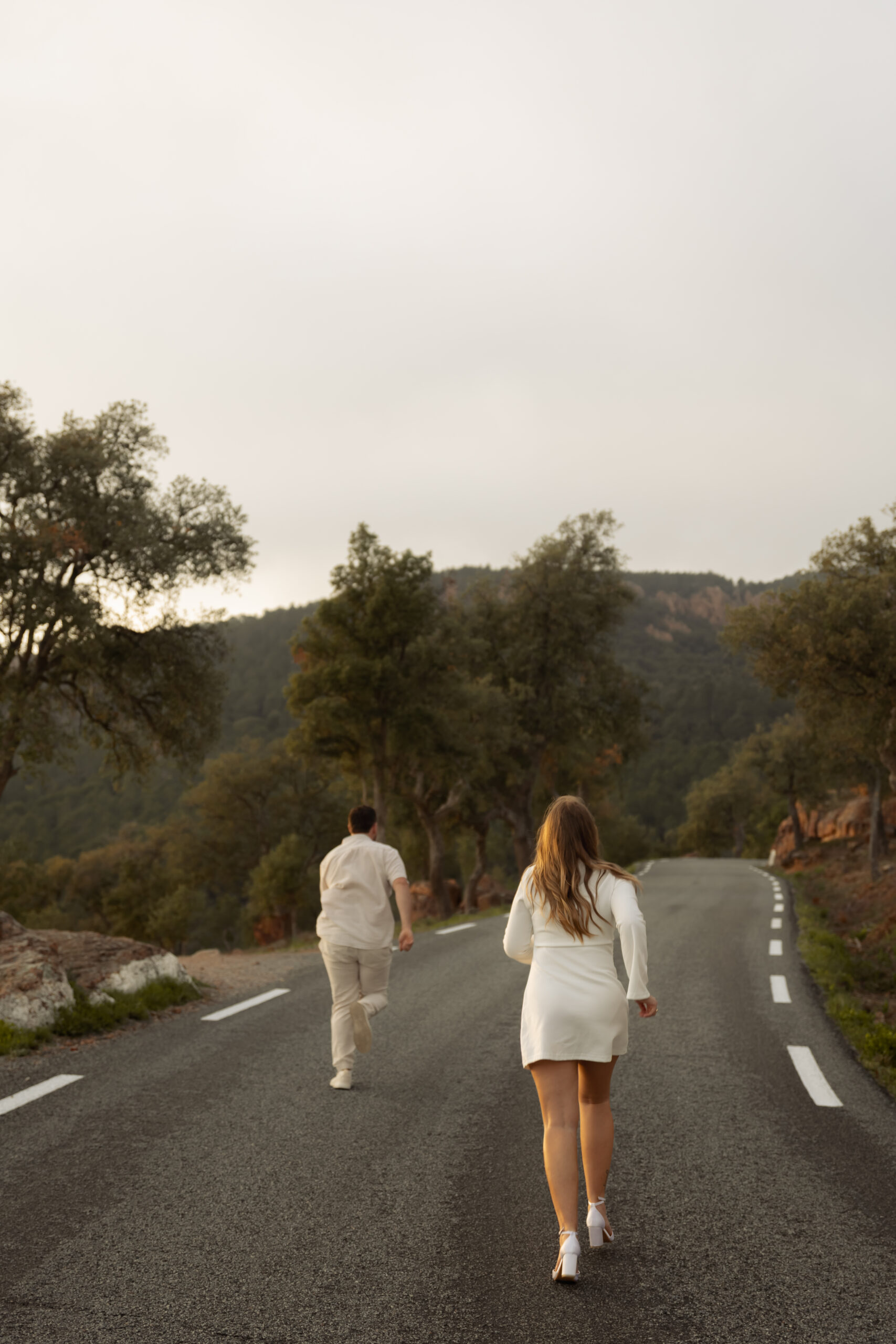 séance photo engagement demande en mariage d'un couple aux gorges du blavet en provence au coucher du soleil