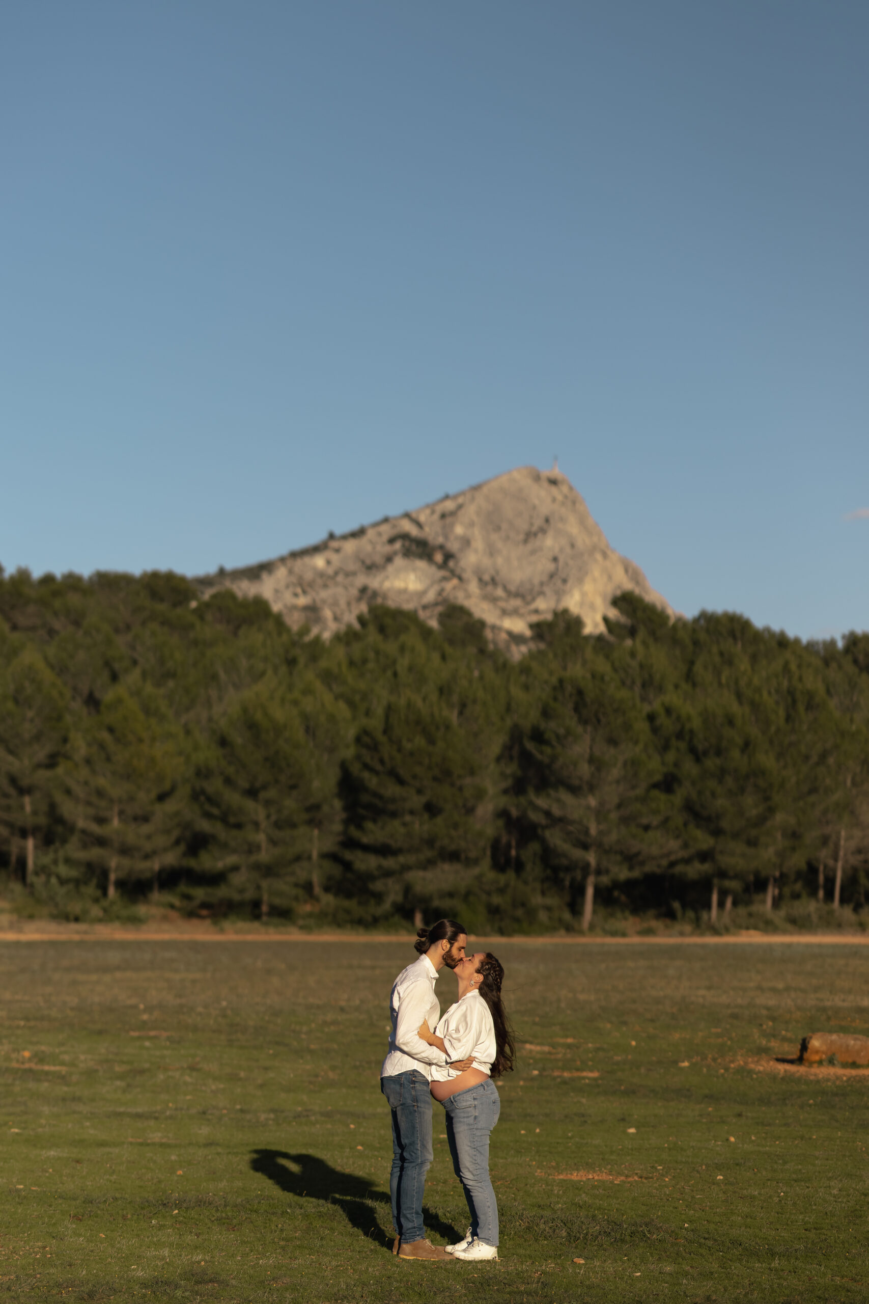shooting photo grossesse au pied de la sainte victoire à aix en provence femme enceinte