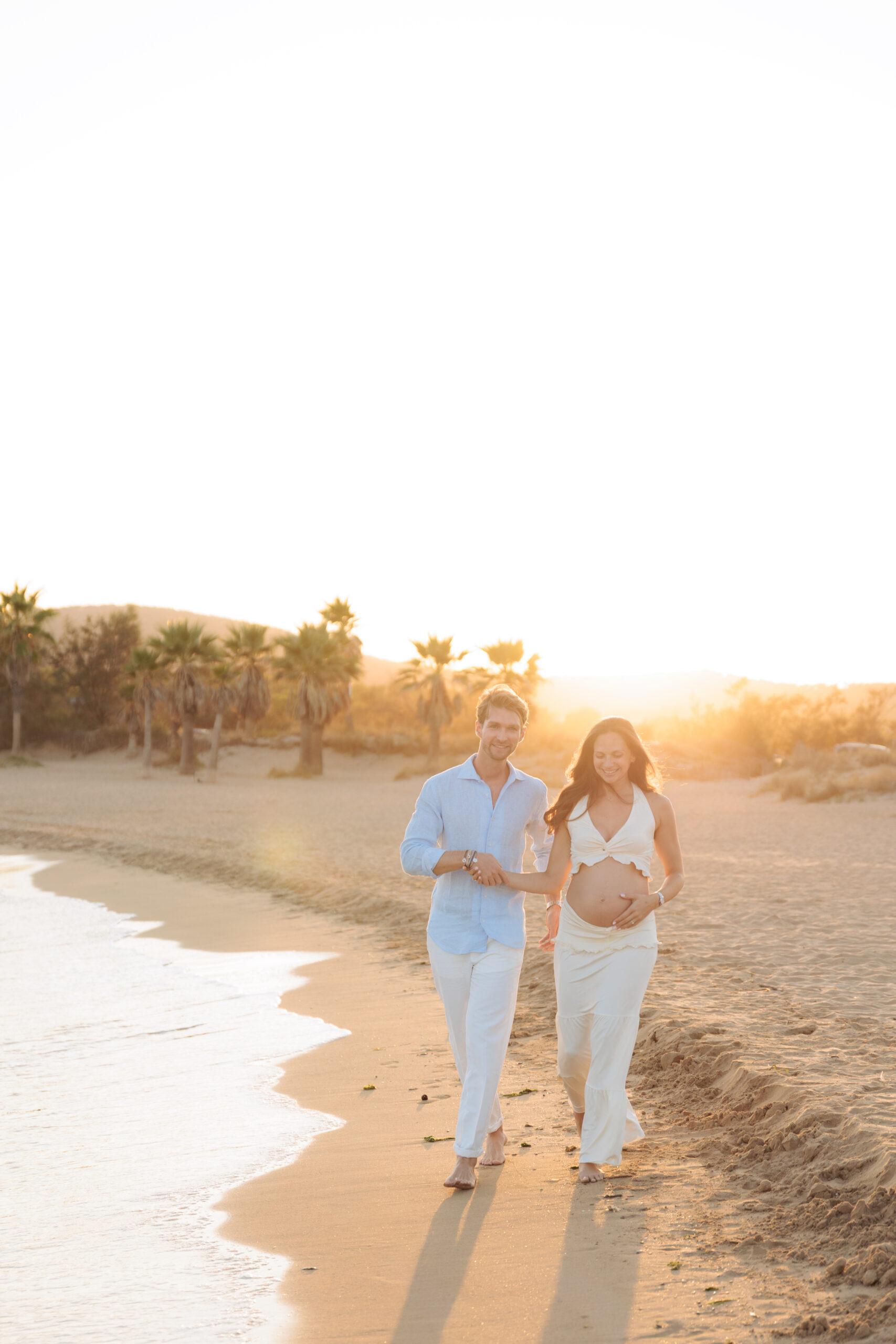 séance photo intemporelle grossesse d'une femme enceinte sur la plage de fréjus